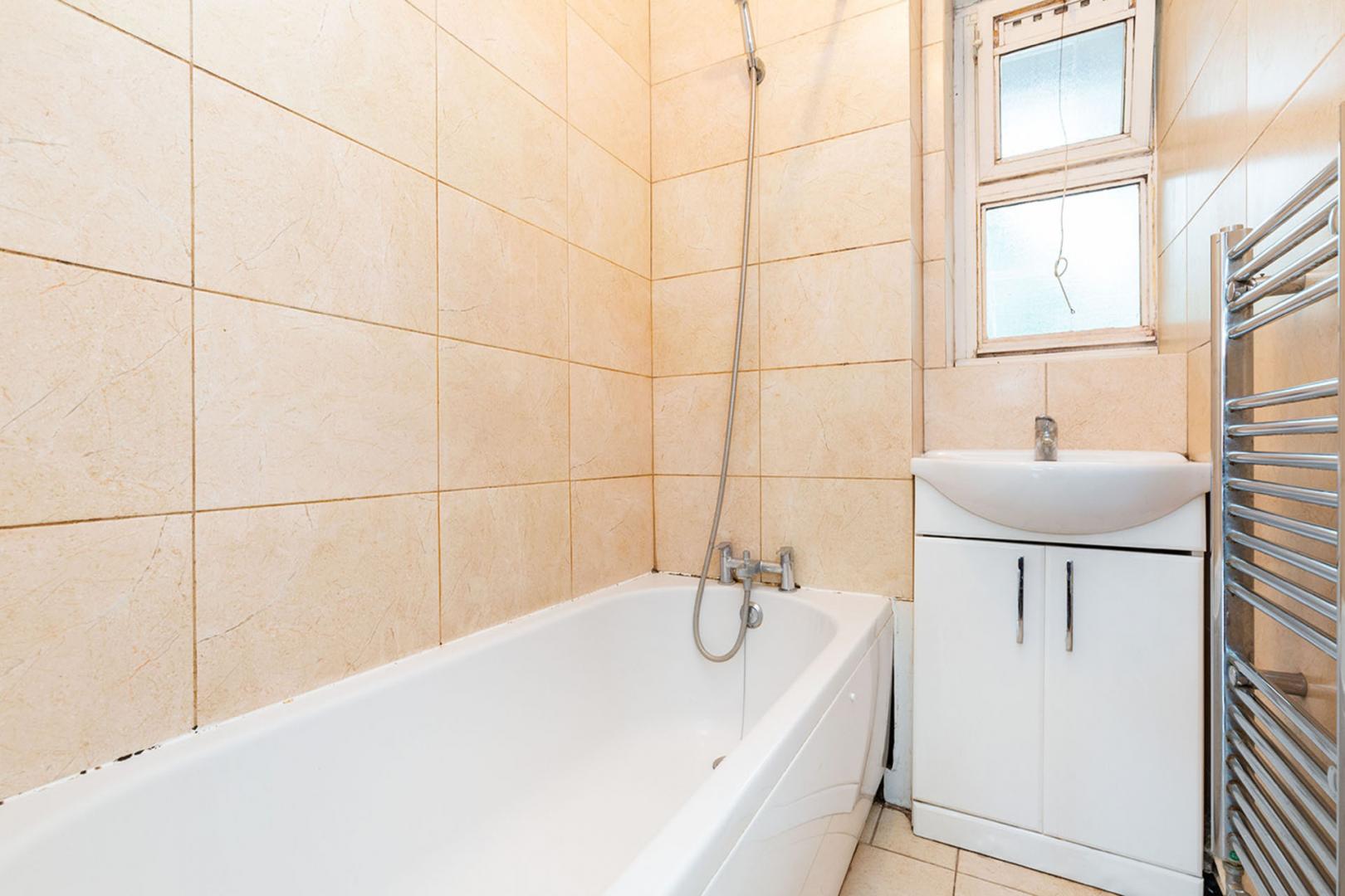 			FANTASTIC 3 BEDROOM FLAT IN HACKNEY, 3 Bedroom, 1 bath, 1 reception Flat			 Amhurst Road, HACKNEY-DALSTON